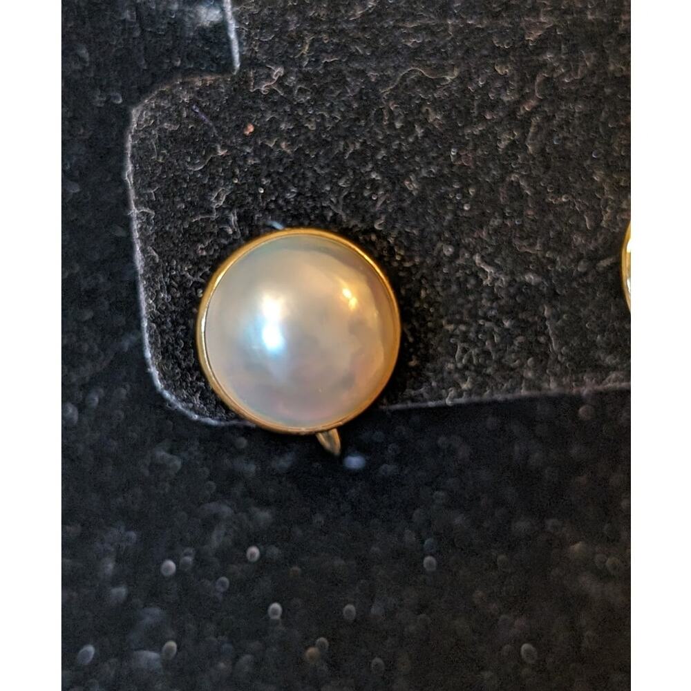 Vintage 18k Yellow Gold 15mm Mabe Pearl Screw Back Timeless Earrings - Picture 2 of 8